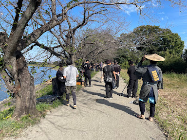 岩槻の風景の中を移動するロケ隊