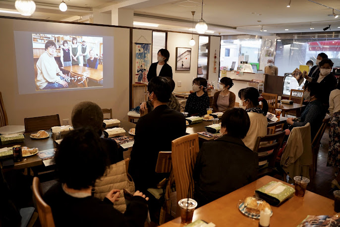 地域の人々が集まった上映会の様子